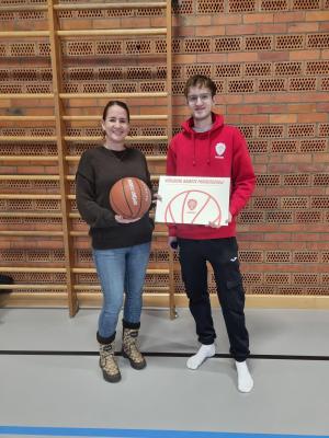 Frau Mumford (stellv. SL) mit  Adrian Stller (Baskets Akademie)