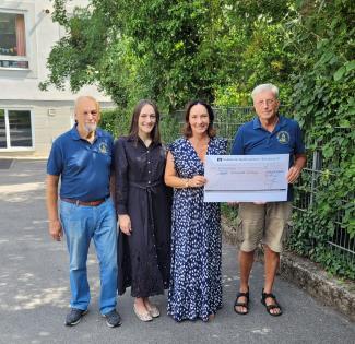 Spendenübergabe an die Schule: Herr Weis (Hätzfelder Kreis e.V.), Frau Carolan (Vorsitzende Elternbeirat), Frau Stranz-Meinck (Rektorin), Herr Singer (Hätzfelder Kreis e.V.)